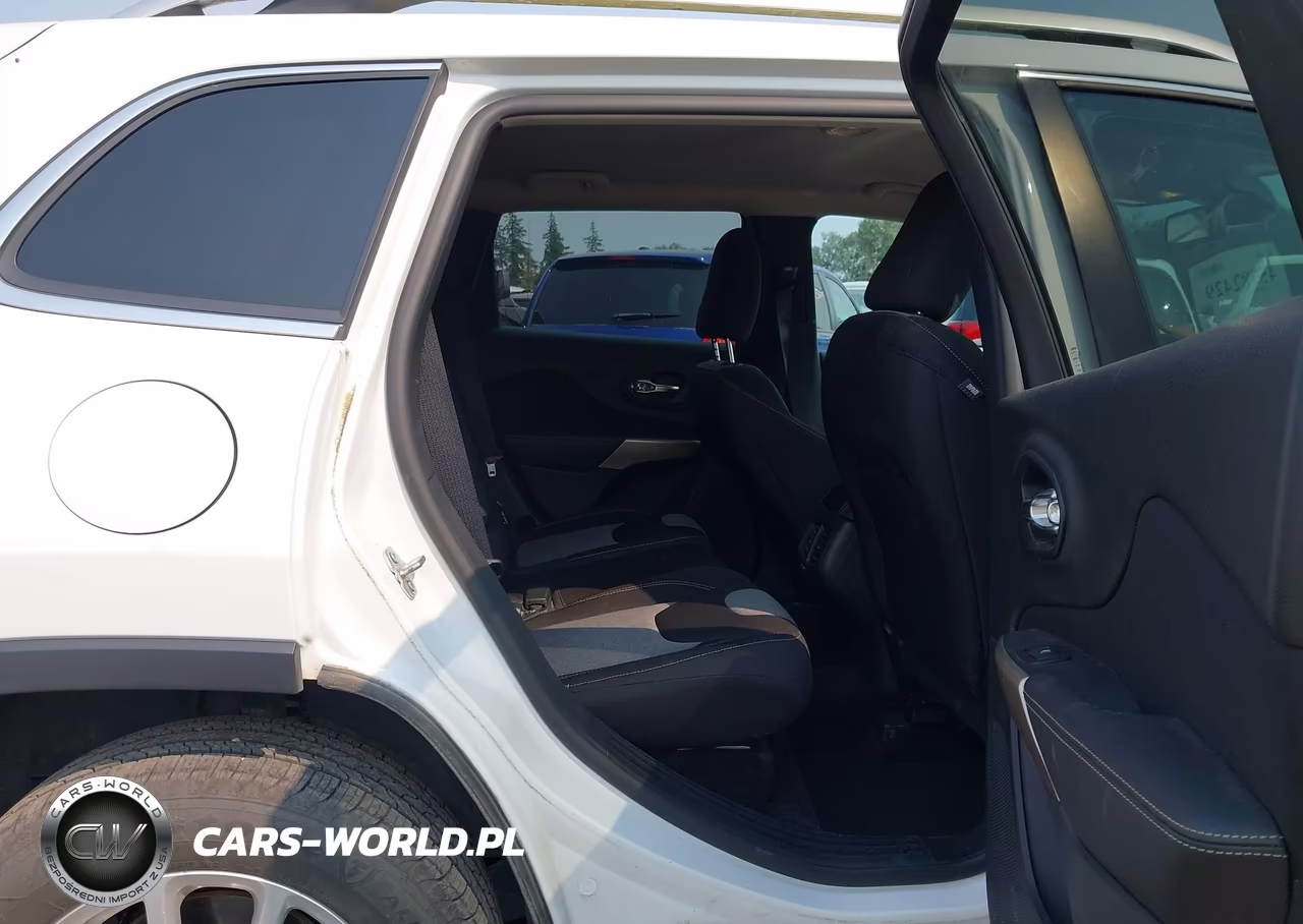 2018 Jeep Cherokee Latitude 4X4 VIN:1C4PJMCB3JD528657 - 8