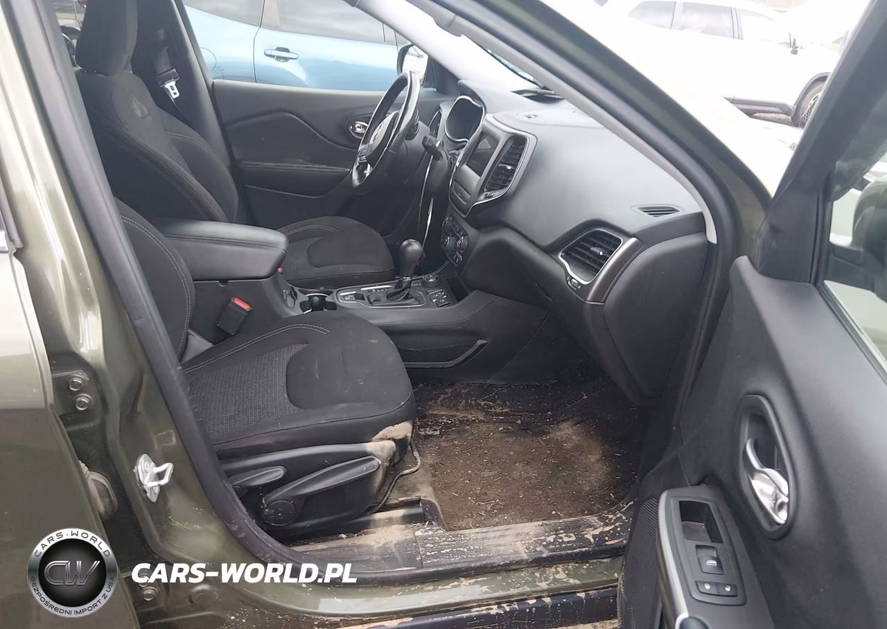 2019 Jeep Cherokee Latitude 4X4 VIN:1C4PJMCX7KD155264 - 5