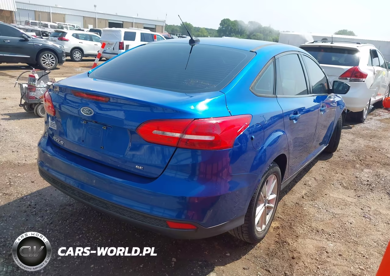 2018 Ford Focus Se VIN:1FADP3F21JL311577 - 4
