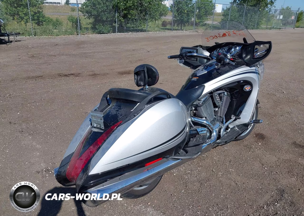 2011 Victory Motorcycles Vision Tour VIN:5VPSW36N4B3000257 - 4
