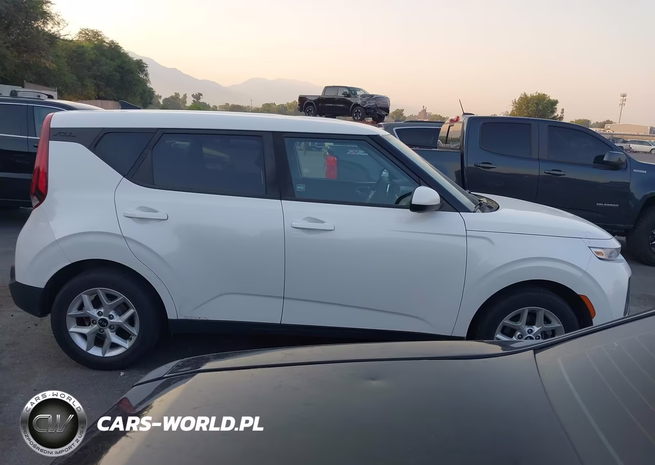 2021 Kia Soul S VIN:KNDJ23AU7M7750980 - 13