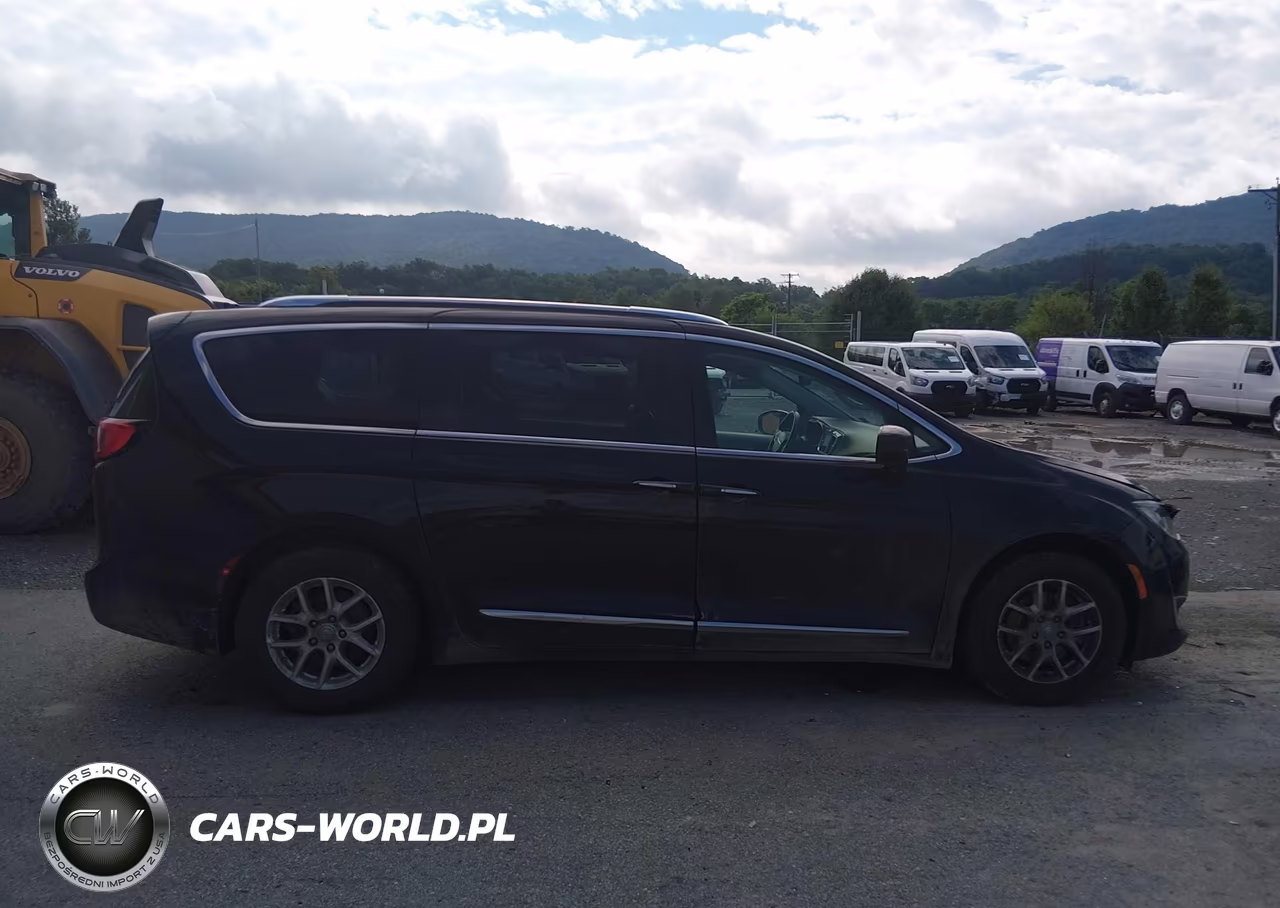 2020 Chrysler Pacifica Touring L VIN:2C4RC1BG1LR110631 - 13