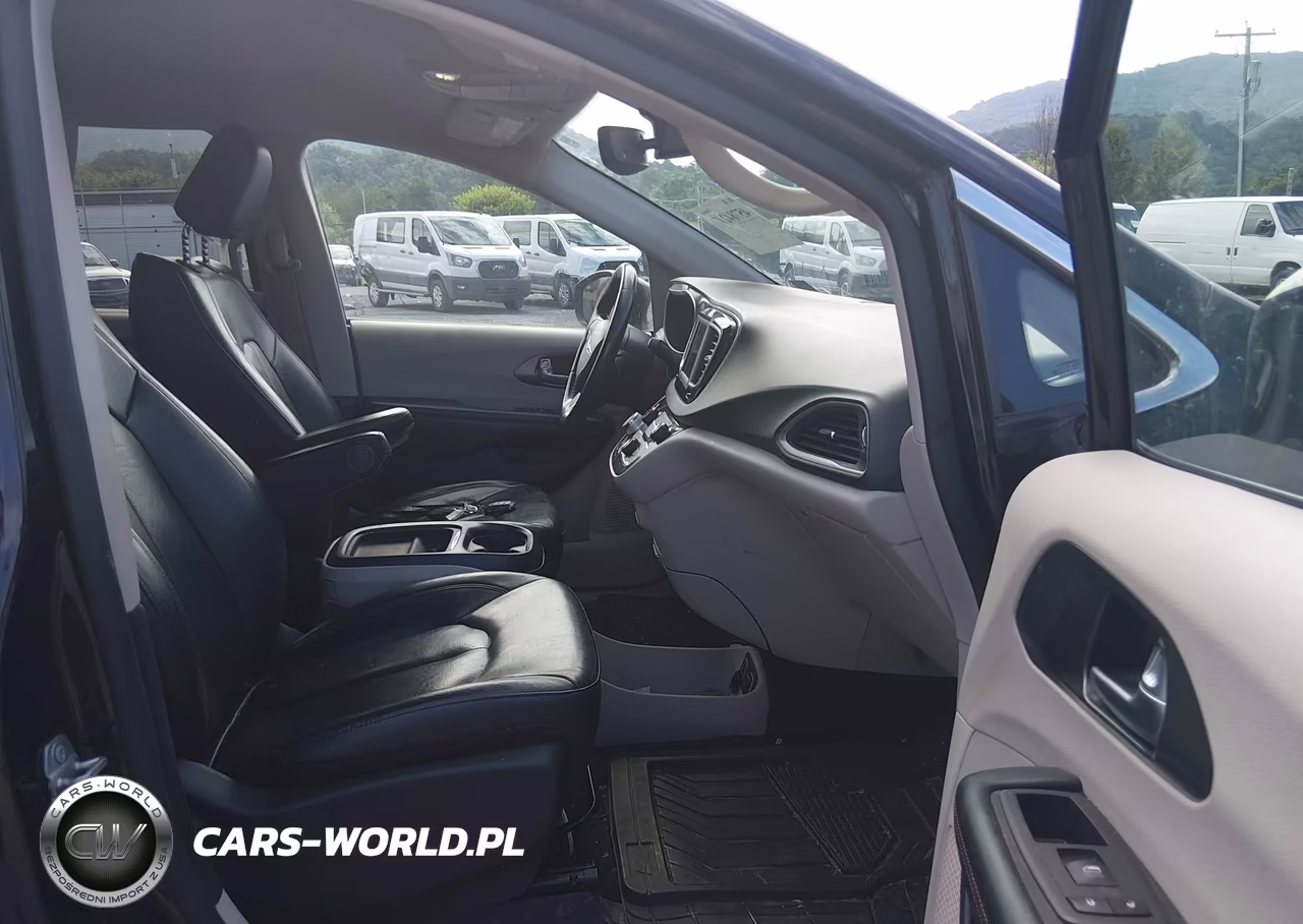 2020 Chrysler Pacifica Touring L VIN:2C4RC1BG1LR110631 - 5