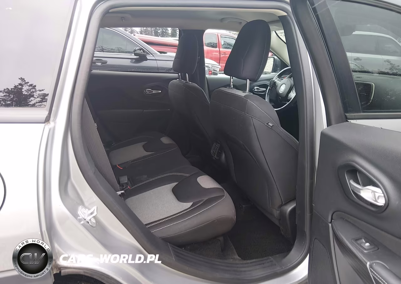 2015 Jeep Cherokee Sport VIN:1C4PJLAB0FW689217 - 18