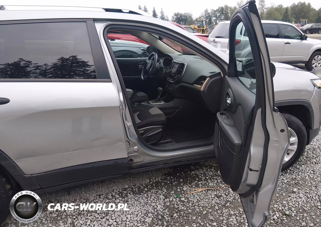 2015 Jeep Cherokee Sport VIN:1C4PJLAB0FW689217 - 5