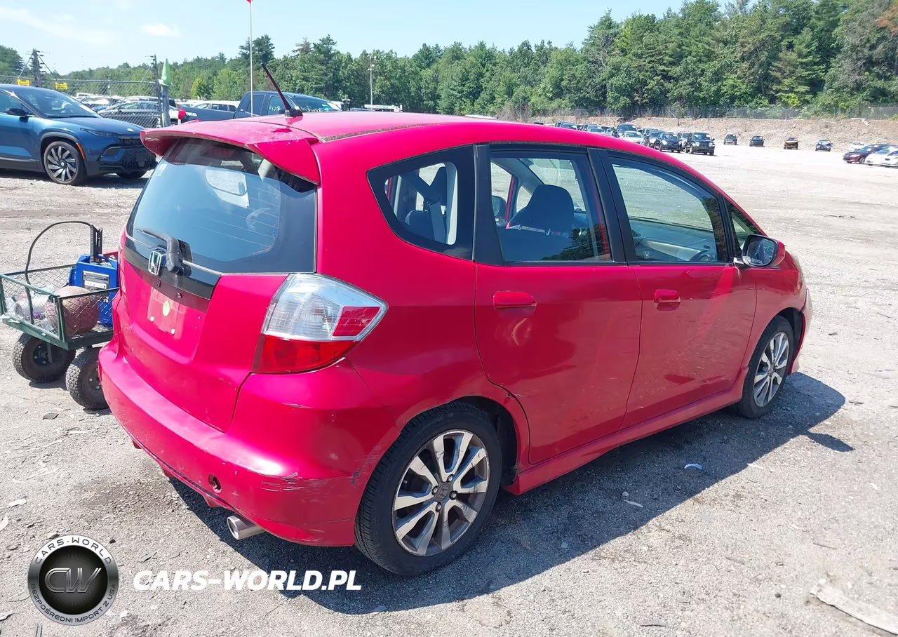 2013 Honda Fit Sport VIN:JHMGE8H58DC073098 - 4