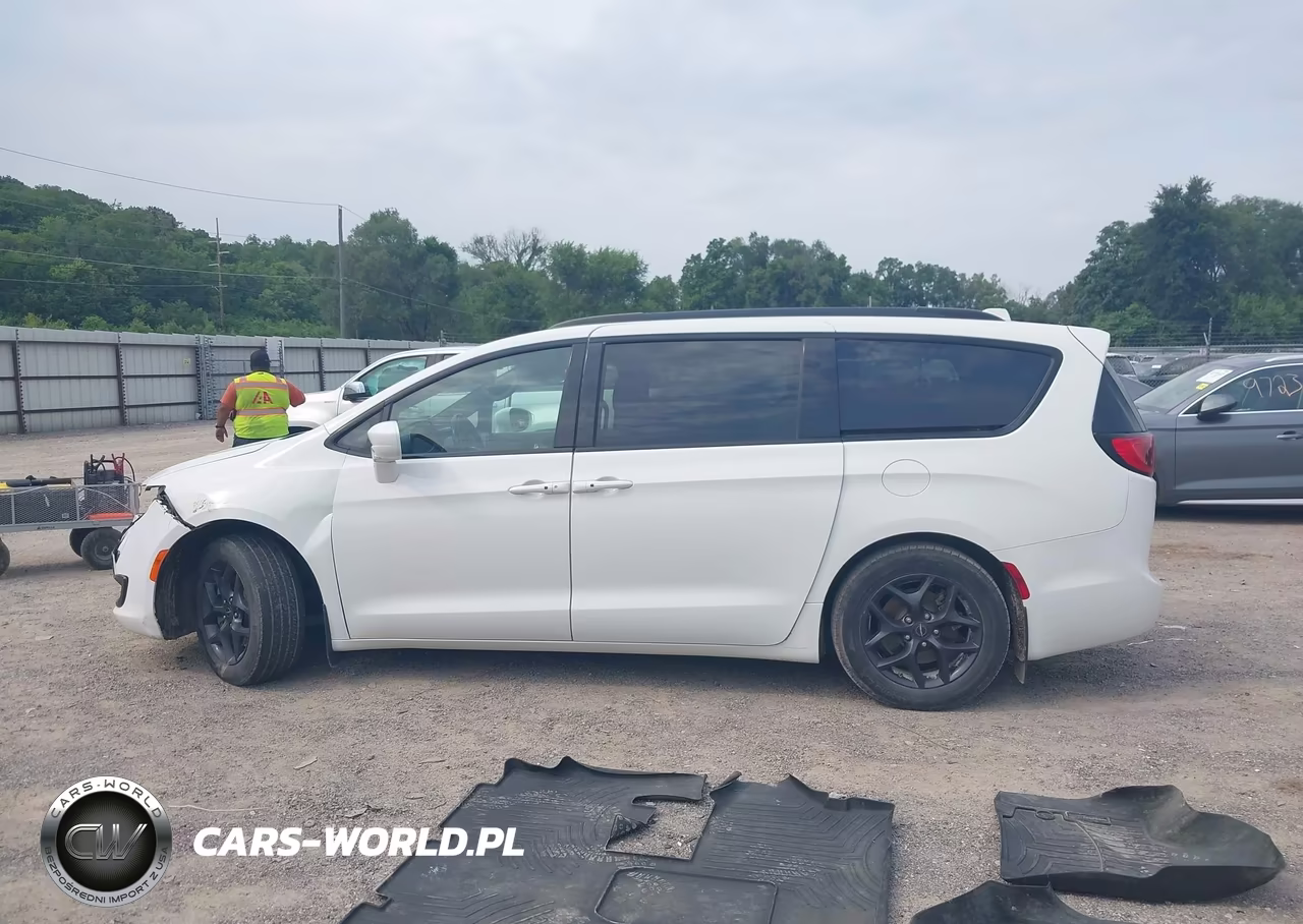 2019 Chrysler Pacifica Touring L VIN:2C4RC1BG2KR507425 - 14