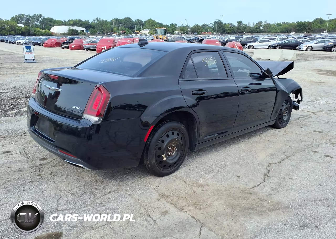 2016 Chrysler 300 300S VIN:2C3CCAGG3GH329282 - 4