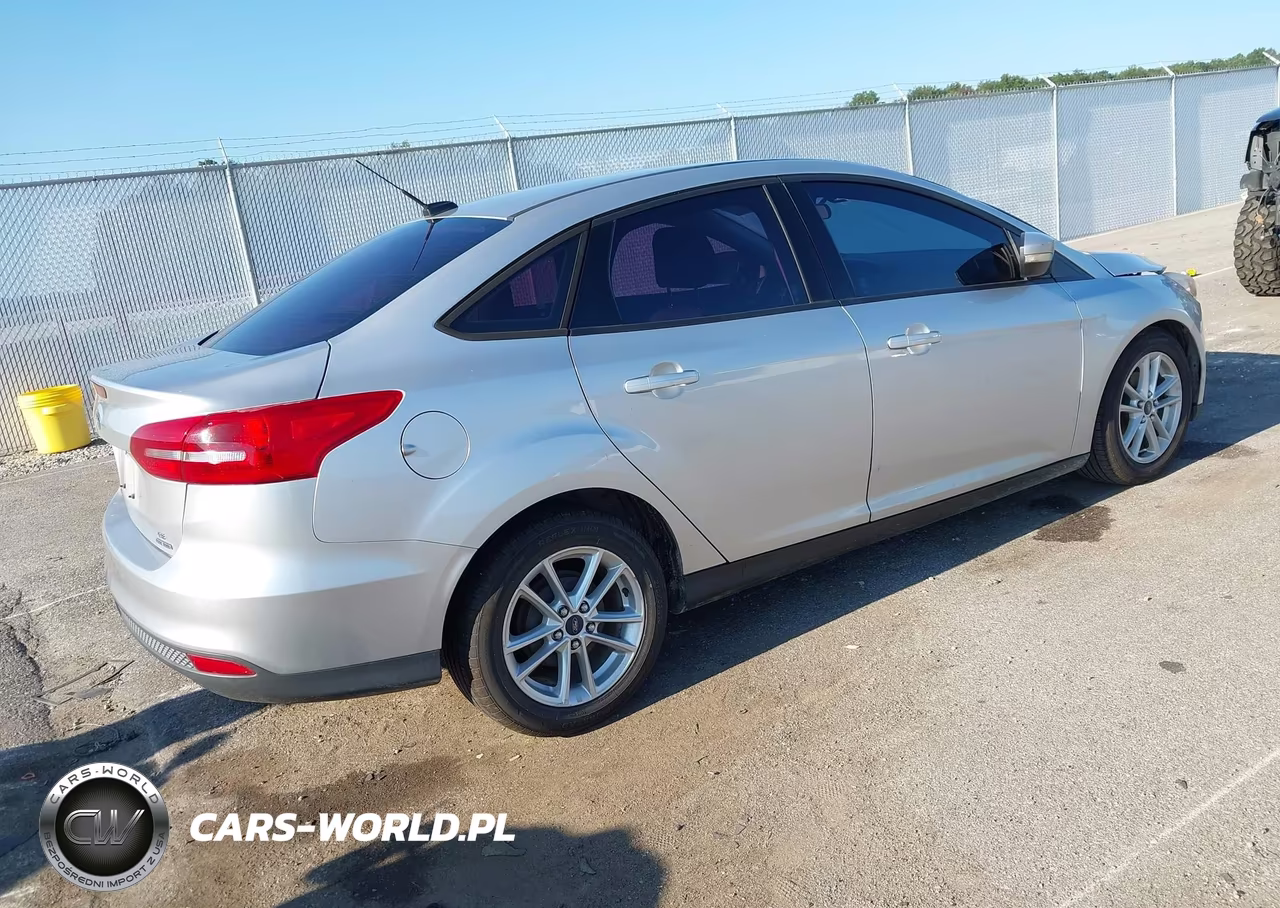 2016 Ford Focus Se VIN:1FADP3F20GL214315 - 4
