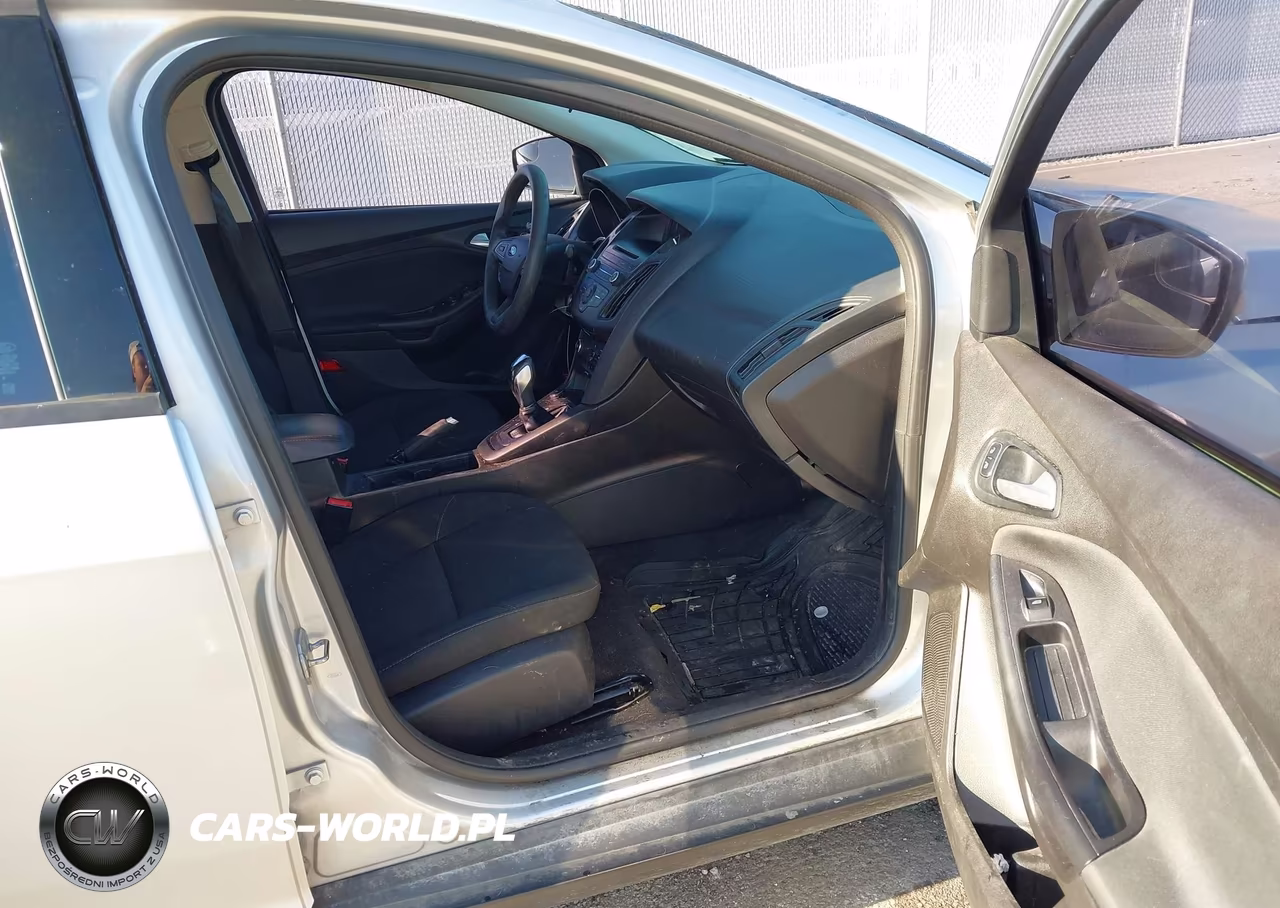 2016 Ford Focus Se VIN:1FADP3F20GL214315 - 5