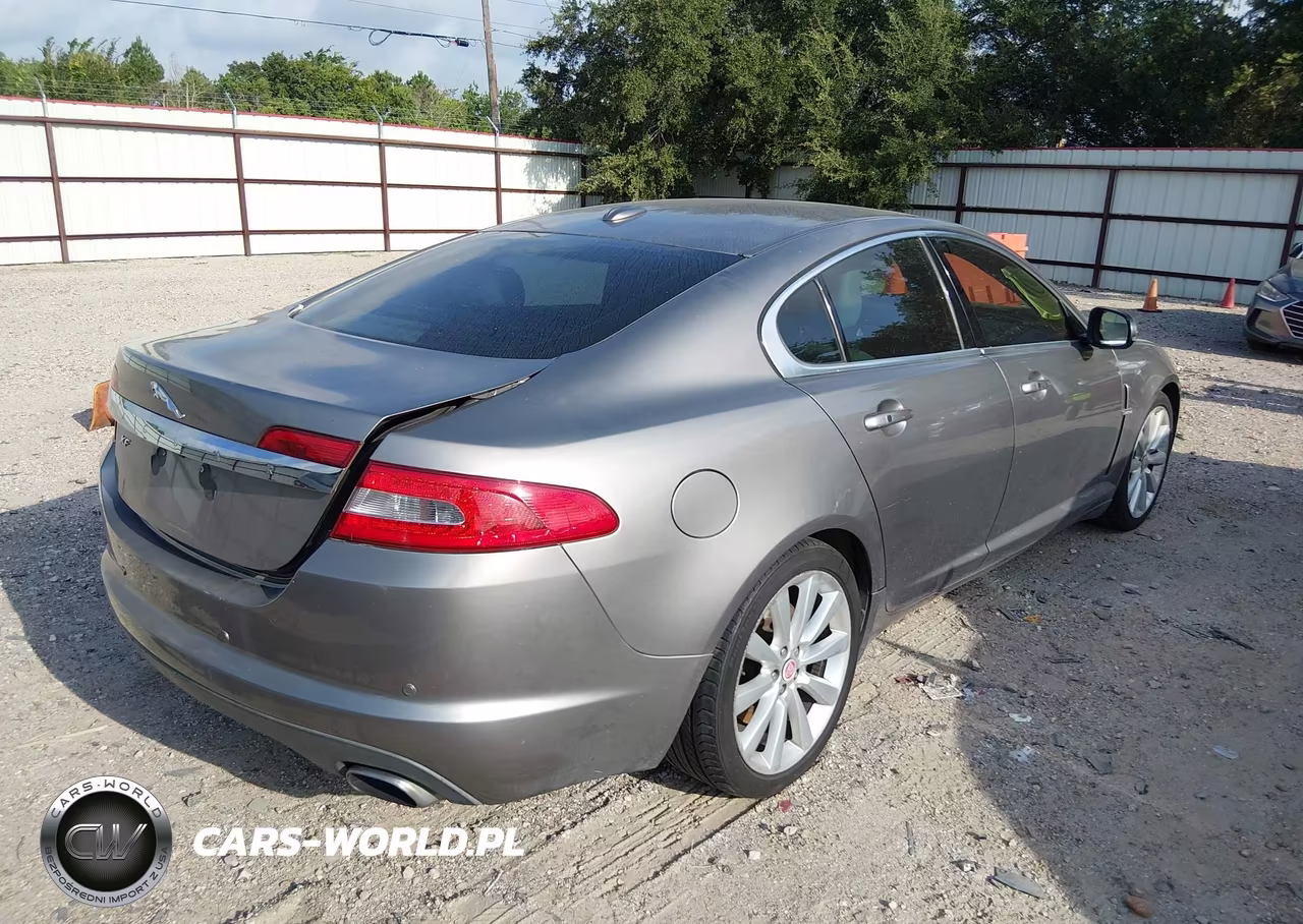 2011 Jaguar Xf Premium VIN:SAJWA0GB4BLR95433 - 4