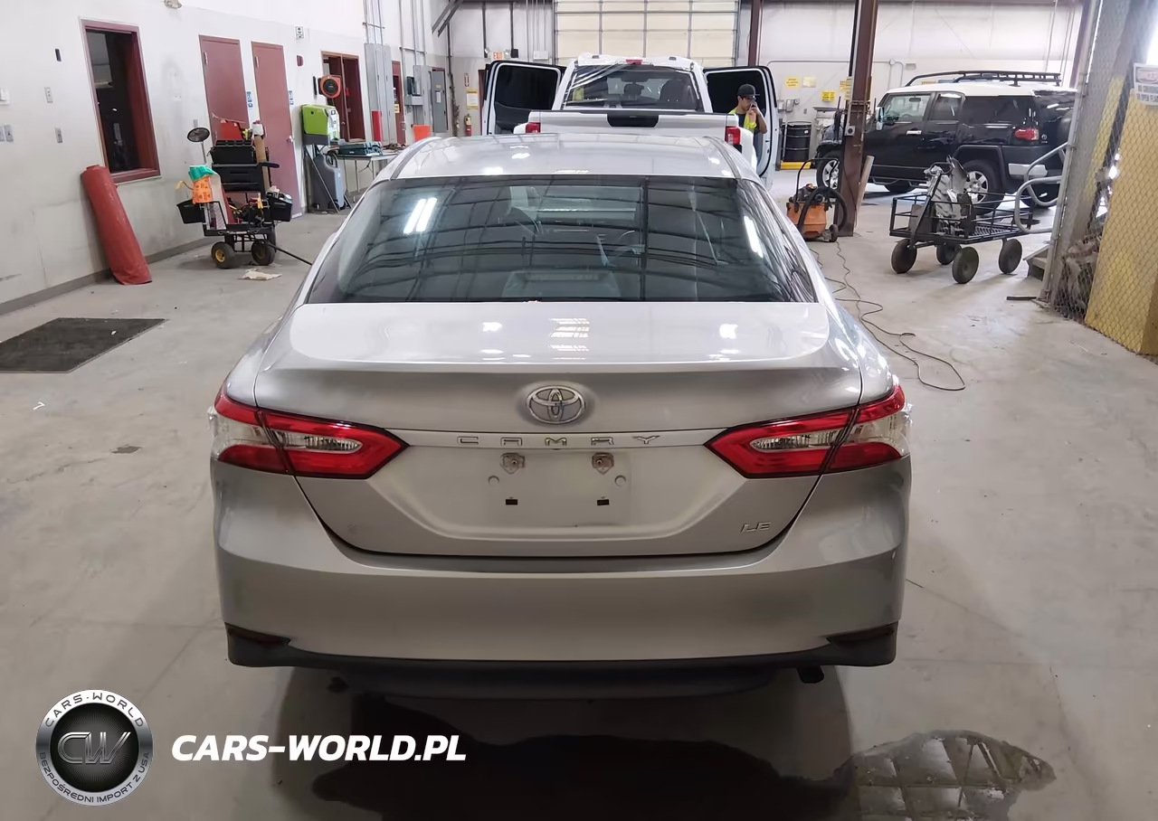 2018 Toyota Camry Le VIN:4T1B11HK9JU520589 - 16
