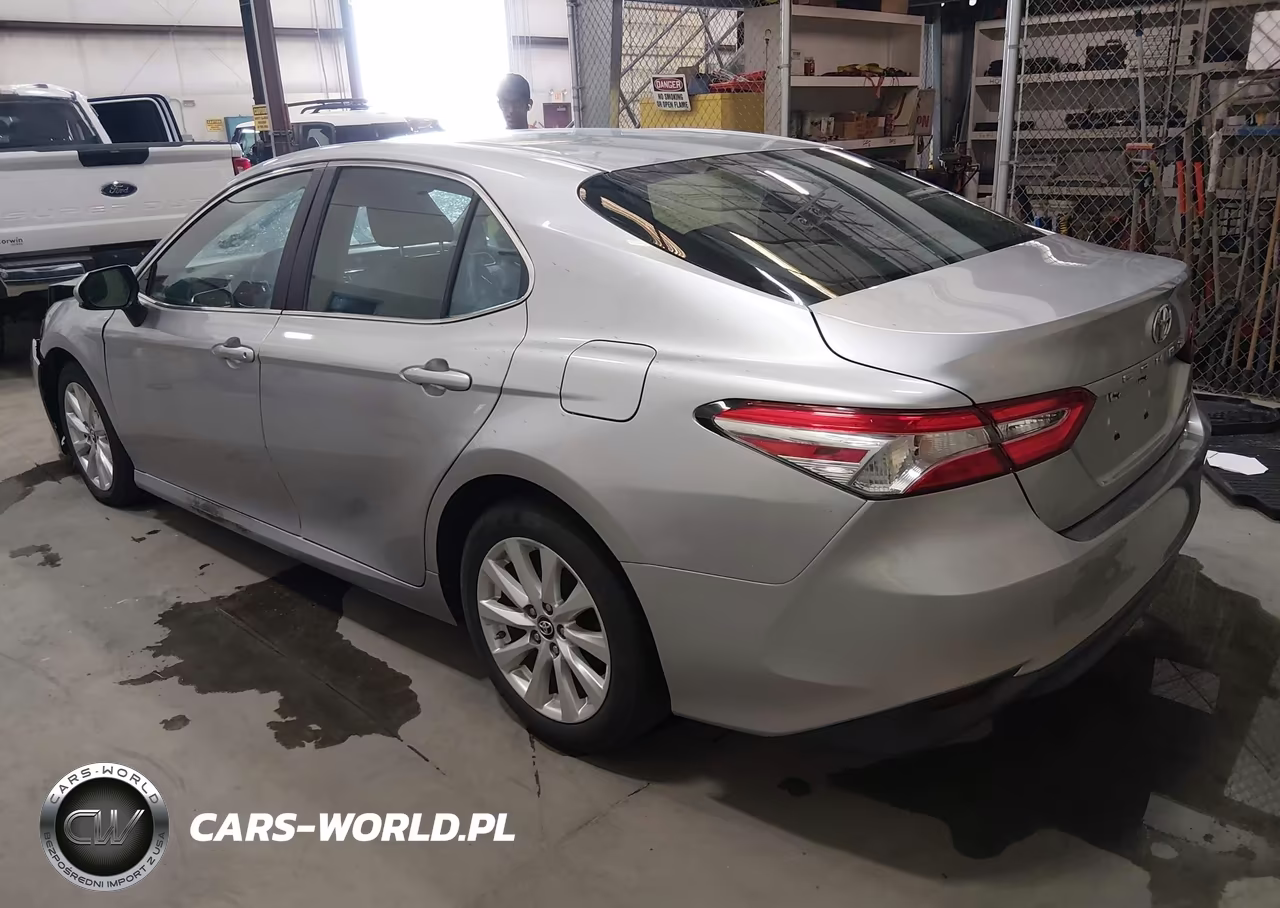 2018 Toyota Camry Le VIN:4T1B11HK9JU520589 - 3