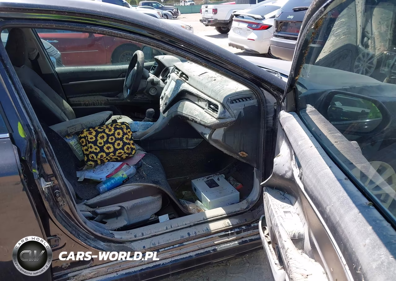 2020 Toyota Camry Le VIN:4T1C11AK4LU366259 - 5