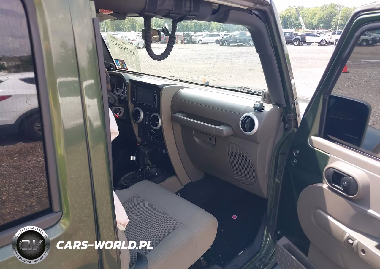 2008 Jeep Wrangler Unlimited Sahara VIN:1J8GA59178L552120 - 5