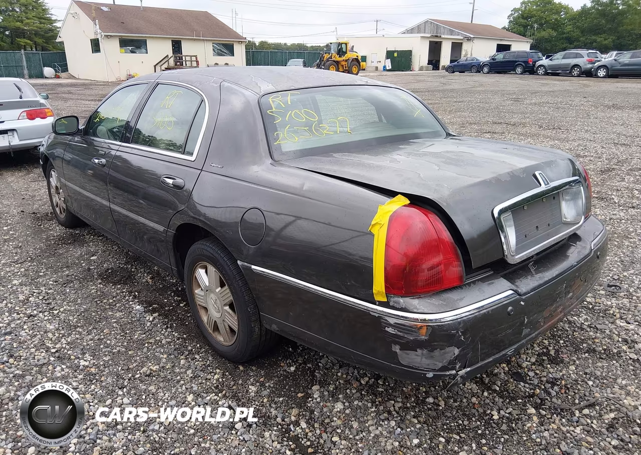 2005 Lincoln Town Car Signature VIN:1LNHM81W55Y605919 - 3