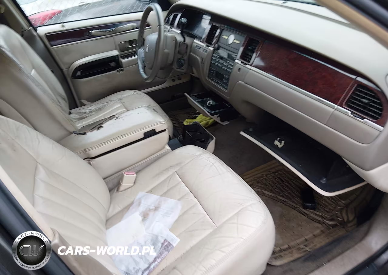2005 Lincoln Town Car Signature VIN:1LNHM81W55Y605919 - 5