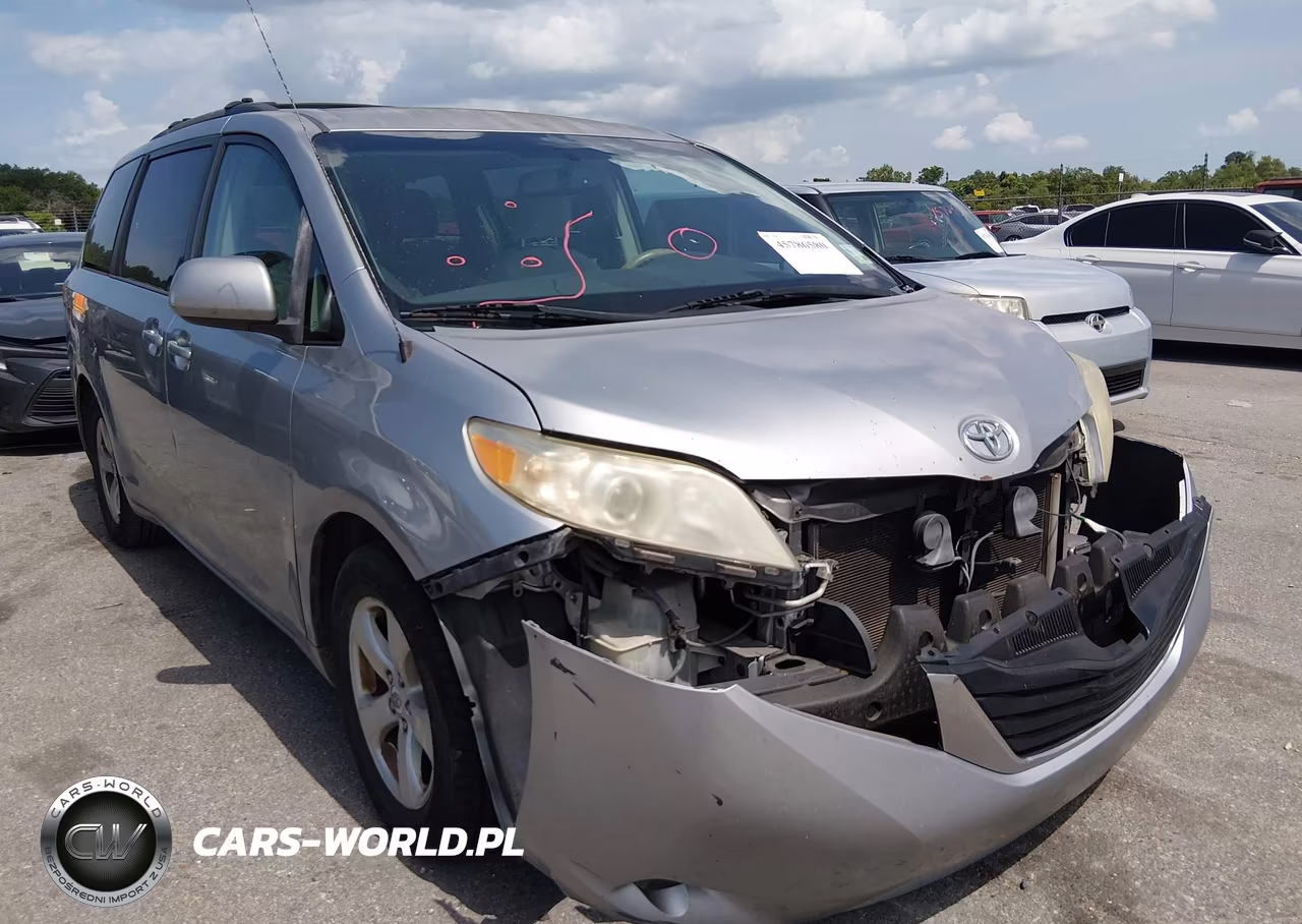 2012 Toyota Sienna Le V6 8 Passenger
