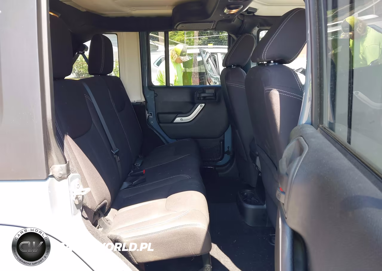 2015 Jeep Wrangler Unlimited Sahara VIN:1C4BJWEGXFL501371 - 8