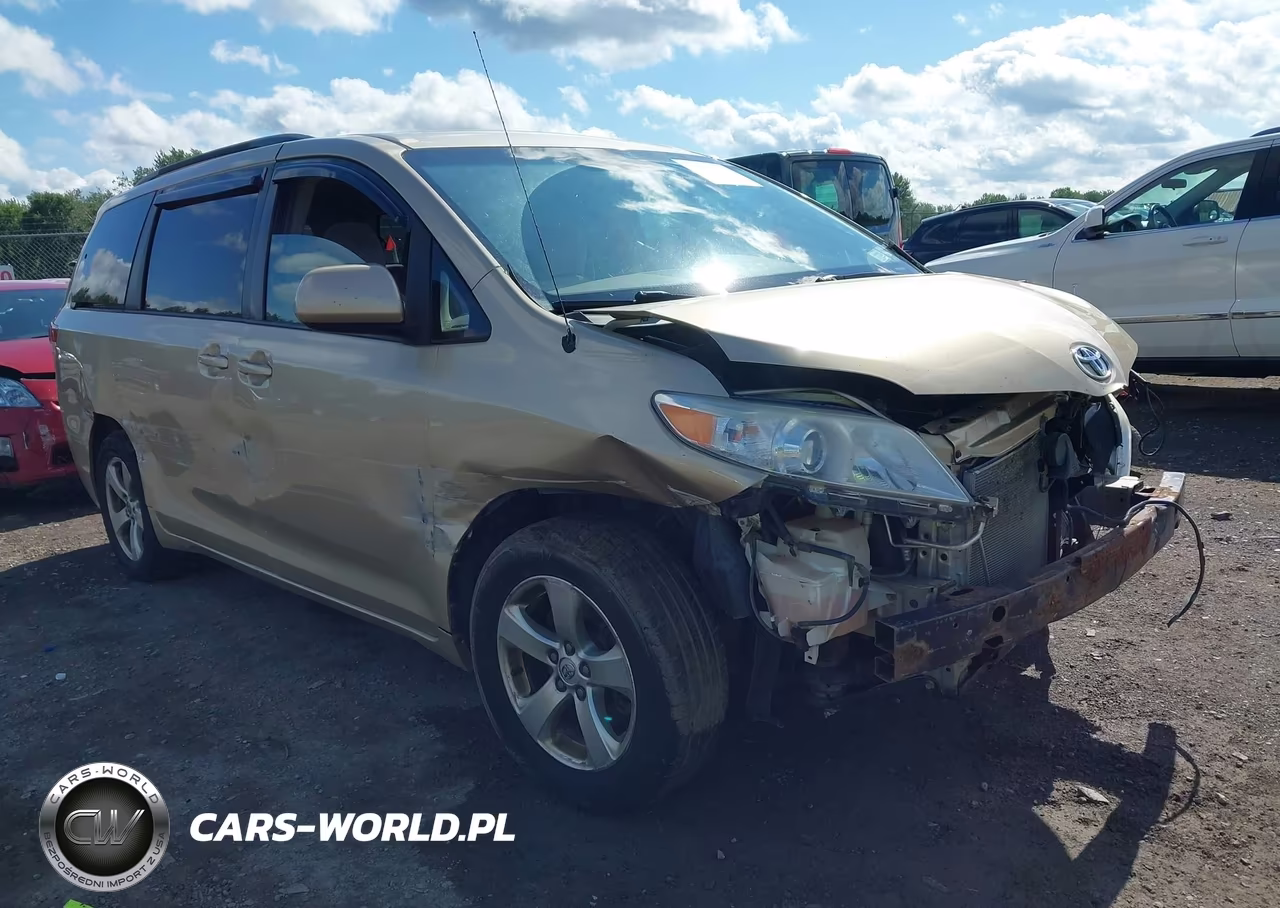 2013 Toyota Sienna Le V6 8 Passenger
