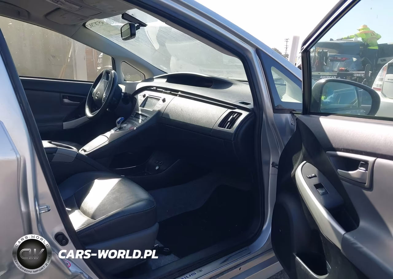2013 Toyota Prius Four VIN:JTDKN3DU4D1675326 - 5