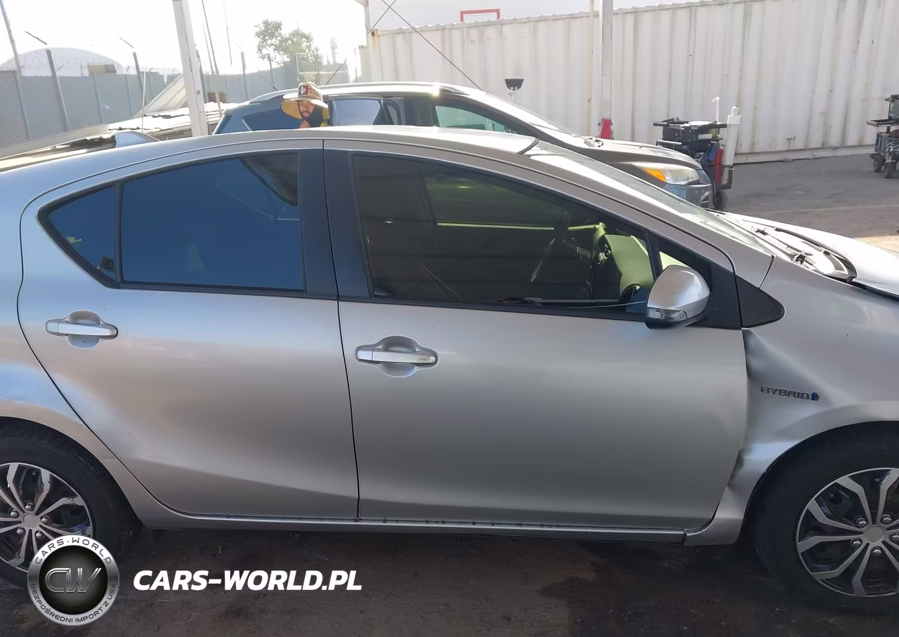 2016 Toyota Prius C Three VIN:JTDKDTB30G1129463 - 13
