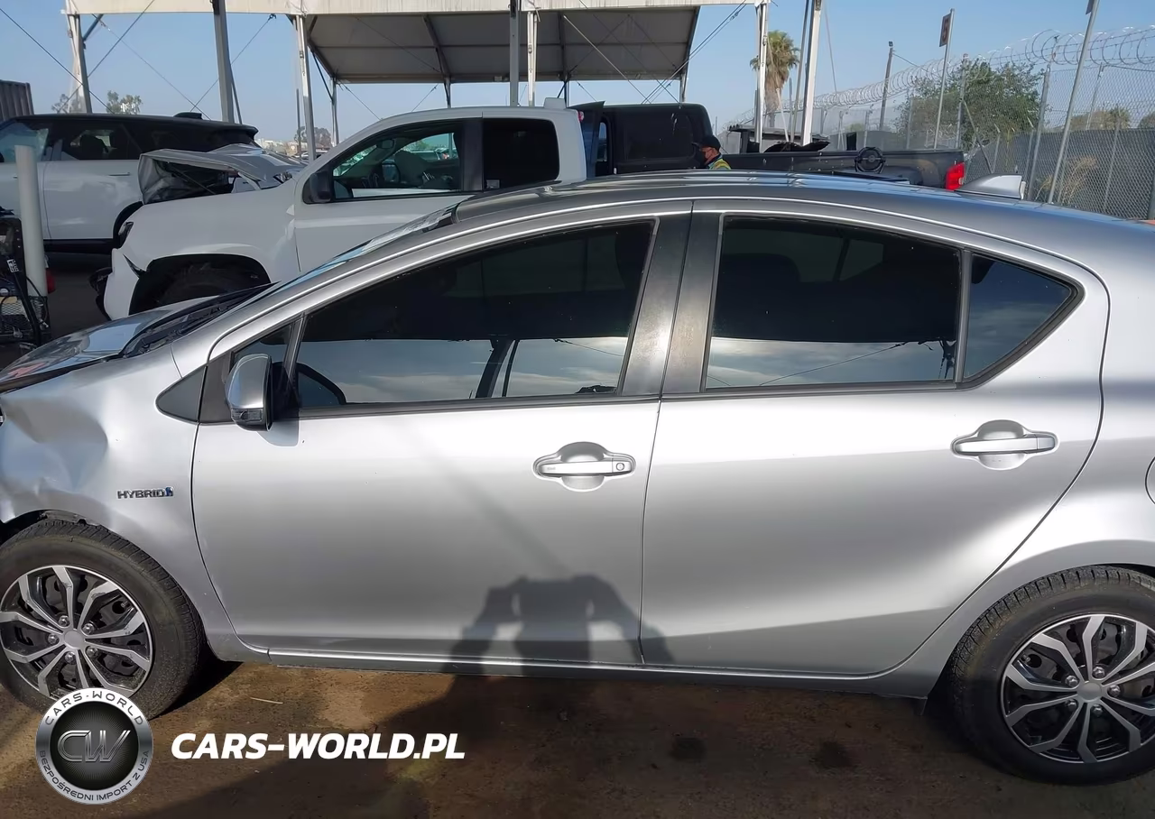 2016 Toyota Prius C Three VIN:JTDKDTB30G1129463 - 14