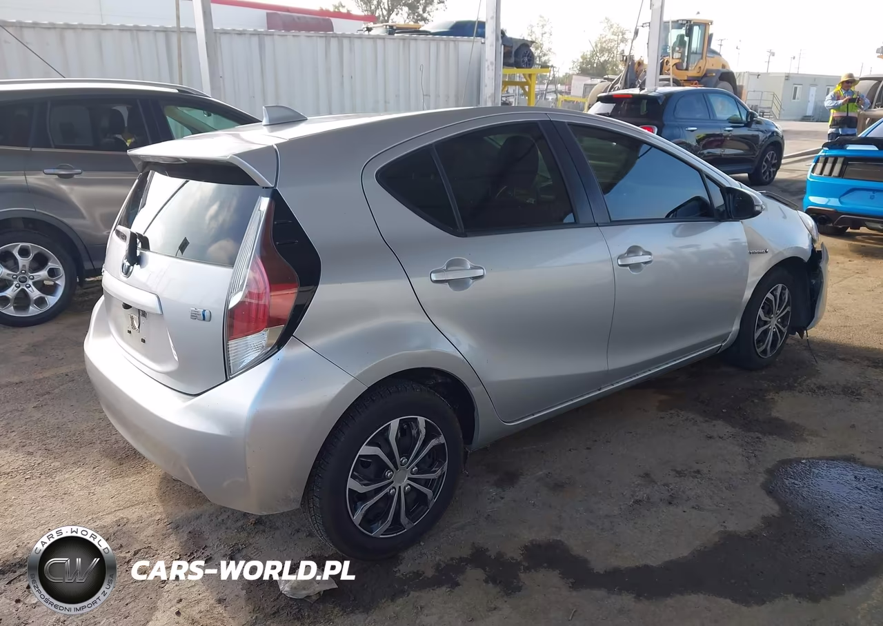 2016 Toyota Prius C Three VIN:JTDKDTB30G1129463 - 4