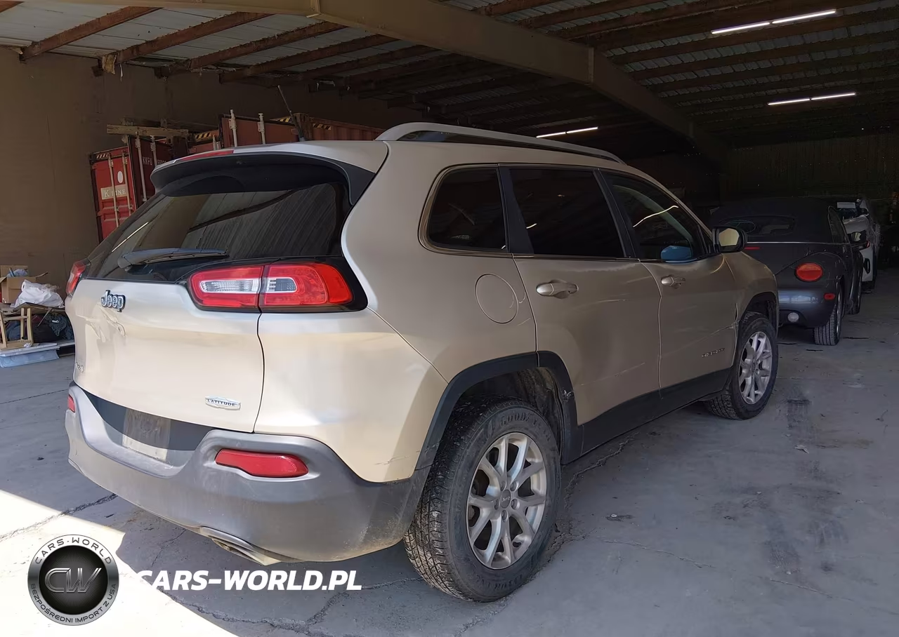 2015 Jeep Cherokee Latitude VIN:1C4PJMCS3FW544823 - 4