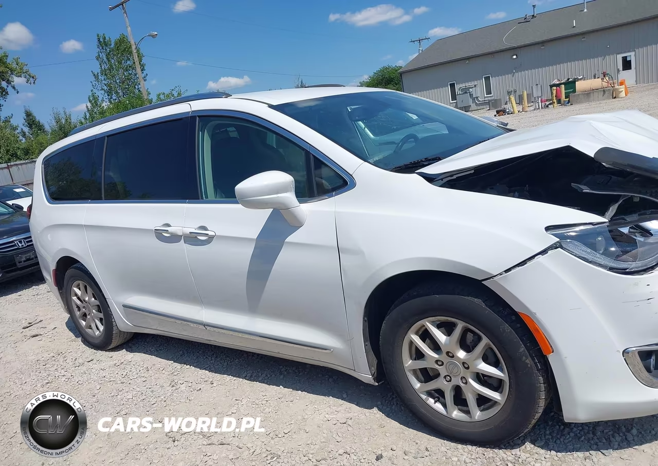 2020 Chrysler Pacifica Touring L VIN:2C4RC1BG7LR125084 - 13