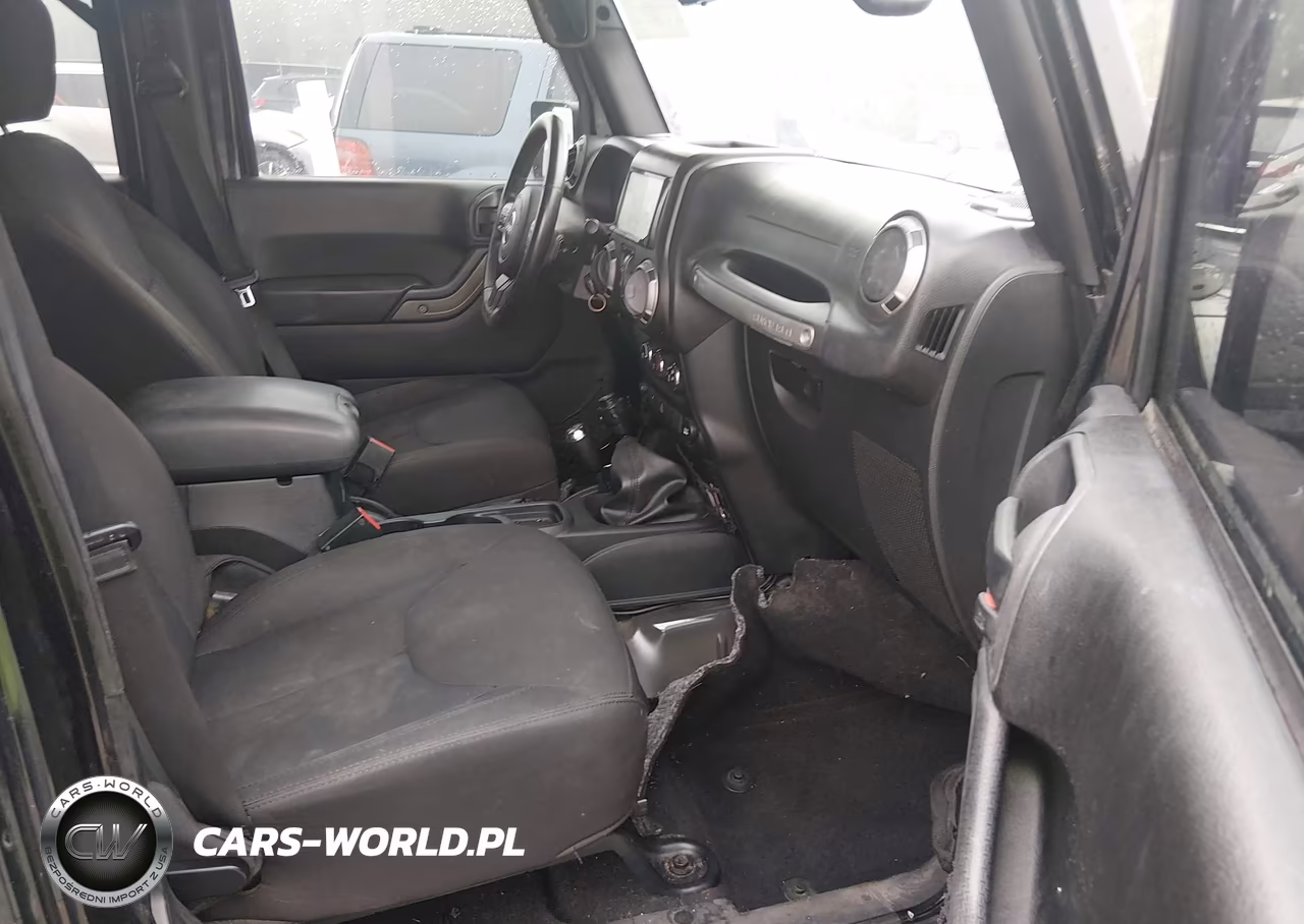 2015 Jeep Wrangler Unlimited Sport VIN:1C4BJWDG5FL579820 - 5