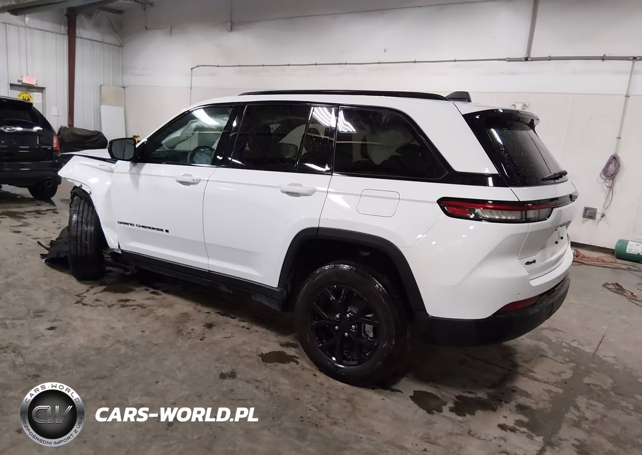 2024 Jeep Grand Cherokee Altitude 4X4 VIN:1C4RJHAG0R8605679 - 3