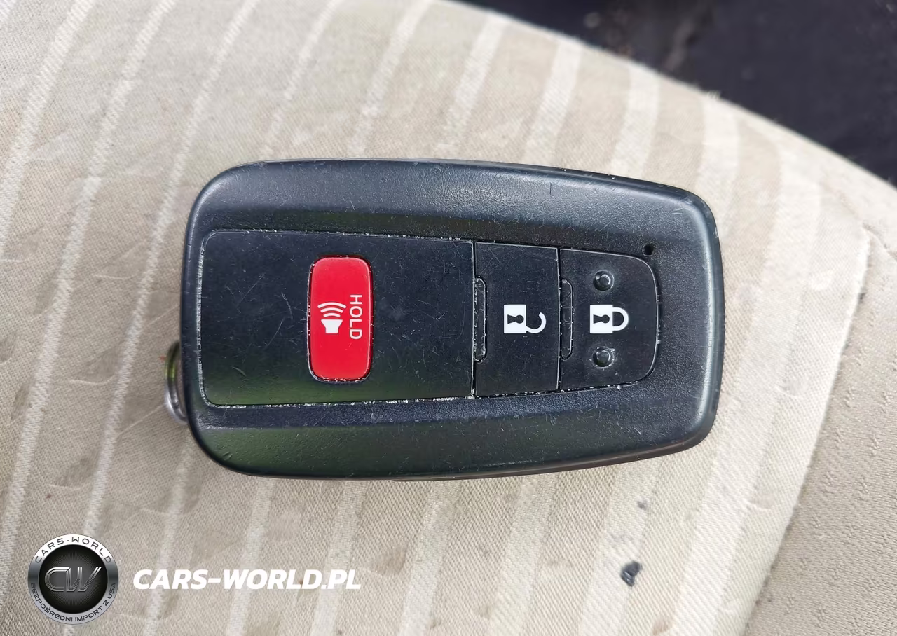 2018 Toyota Prius Three VIN:JTDKARFU4J3549382 - 11