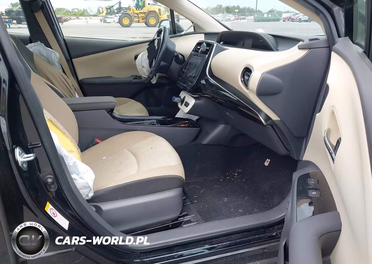 2018 Toyota Prius Three VIN:JTDKARFU4J3549382 - 5