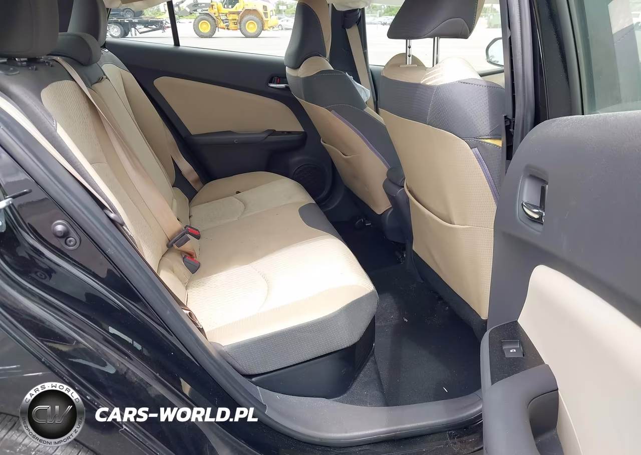 2018 Toyota Prius Three VIN:JTDKARFU4J3549382 - 8