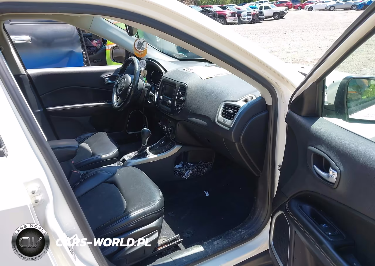 2018 Jeep Compass Latitude 4X4 VIN:3C4NJDBB7JT114042 - 5