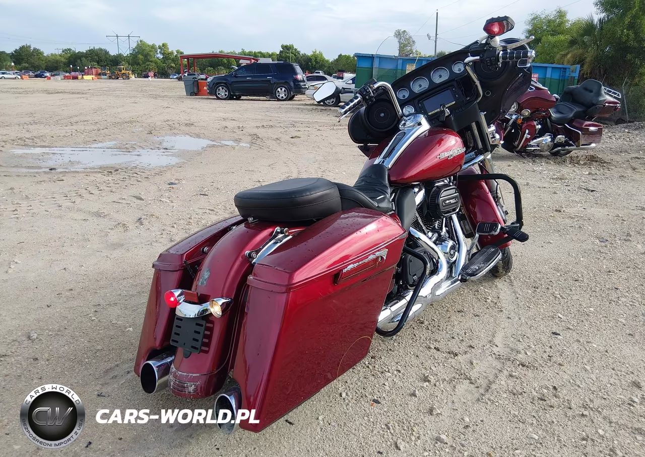 2017 Harley-Davidson Flhx Street Glide VIN:1HD1KBC15HB625152 - 4