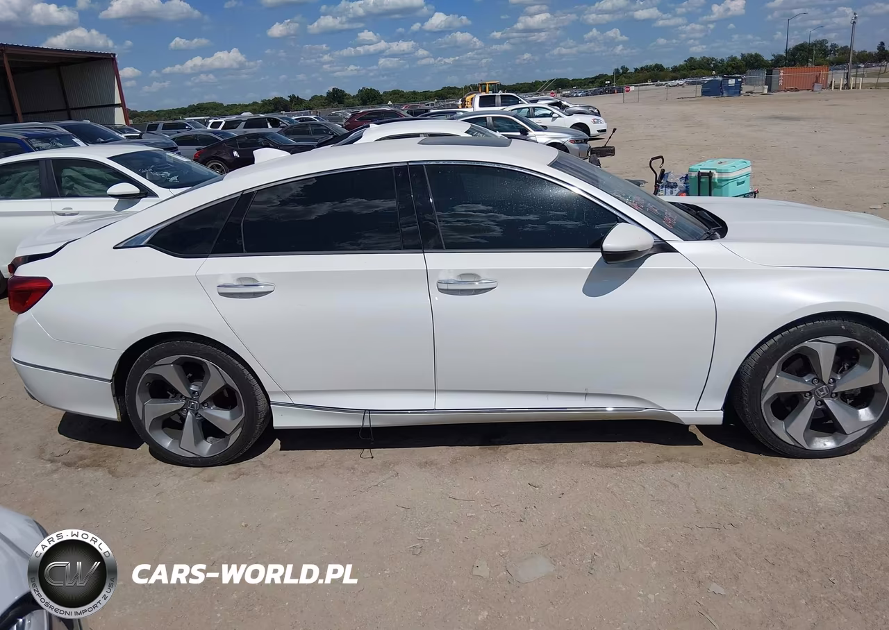 2018 Honda Accord Touring 2.0T VIN:1HGCV2F9XJA048585 - 11