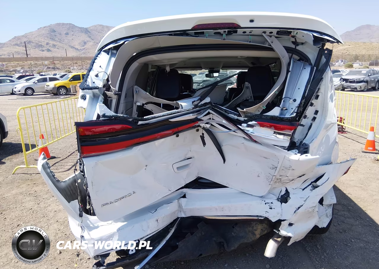 2022 Chrysler Pacifica Touring L VIN:2C4RC1BG2NR215441 - 6