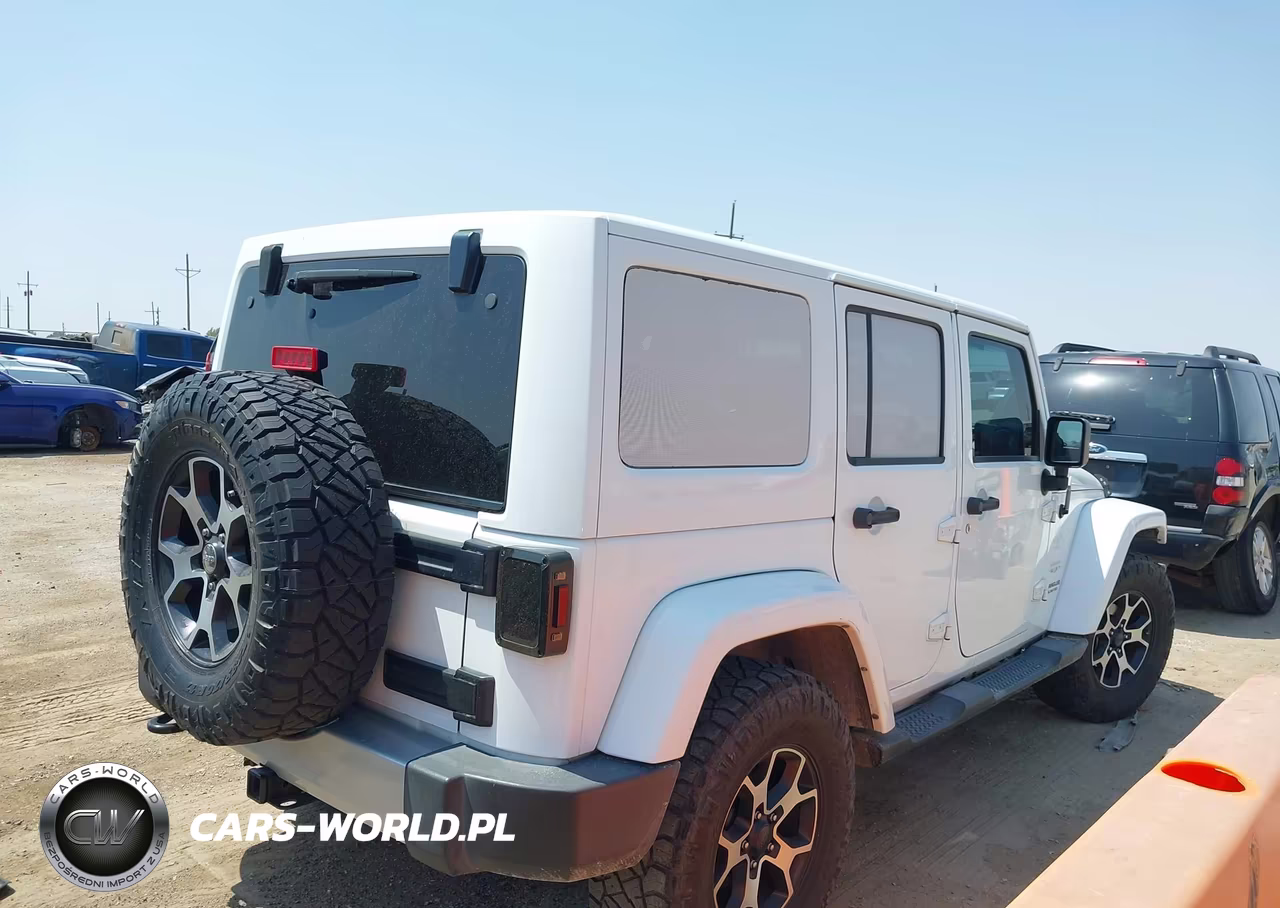 2015 Jeep Wrangler Unlimited Sahara VIN:1C4BJWEG2FL613064 - 4