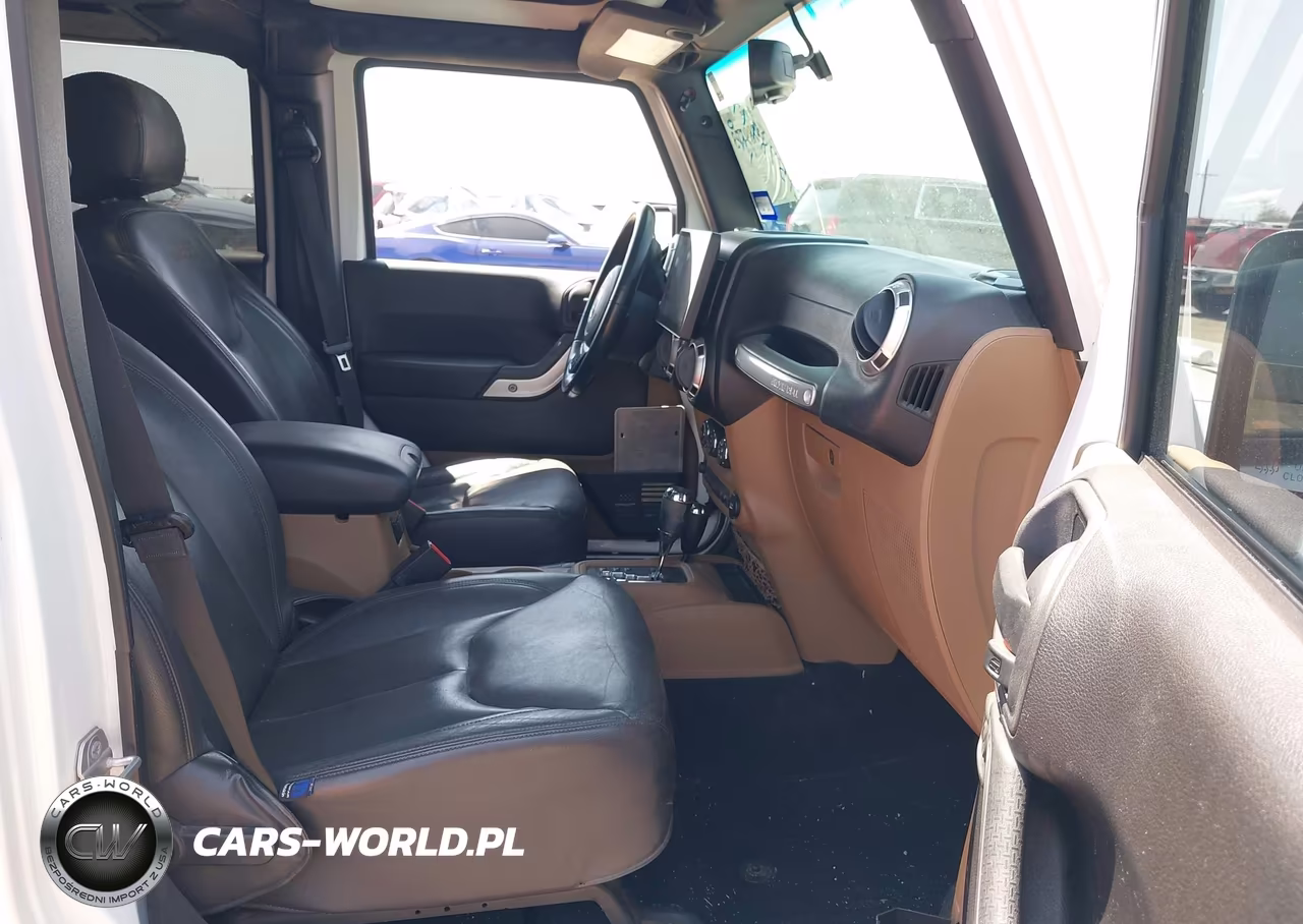2015 Jeep Wrangler Unlimited Sahara VIN:1C4BJWEG2FL613064 - 5