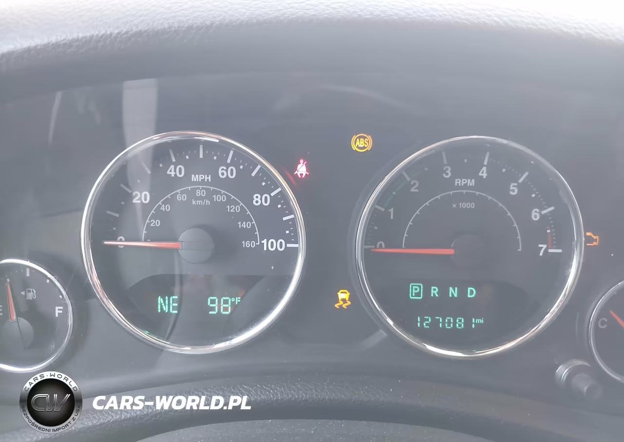 2015 Jeep Wrangler Unlimited Sahara VIN:1C4BJWEG2FL613064 - 7
