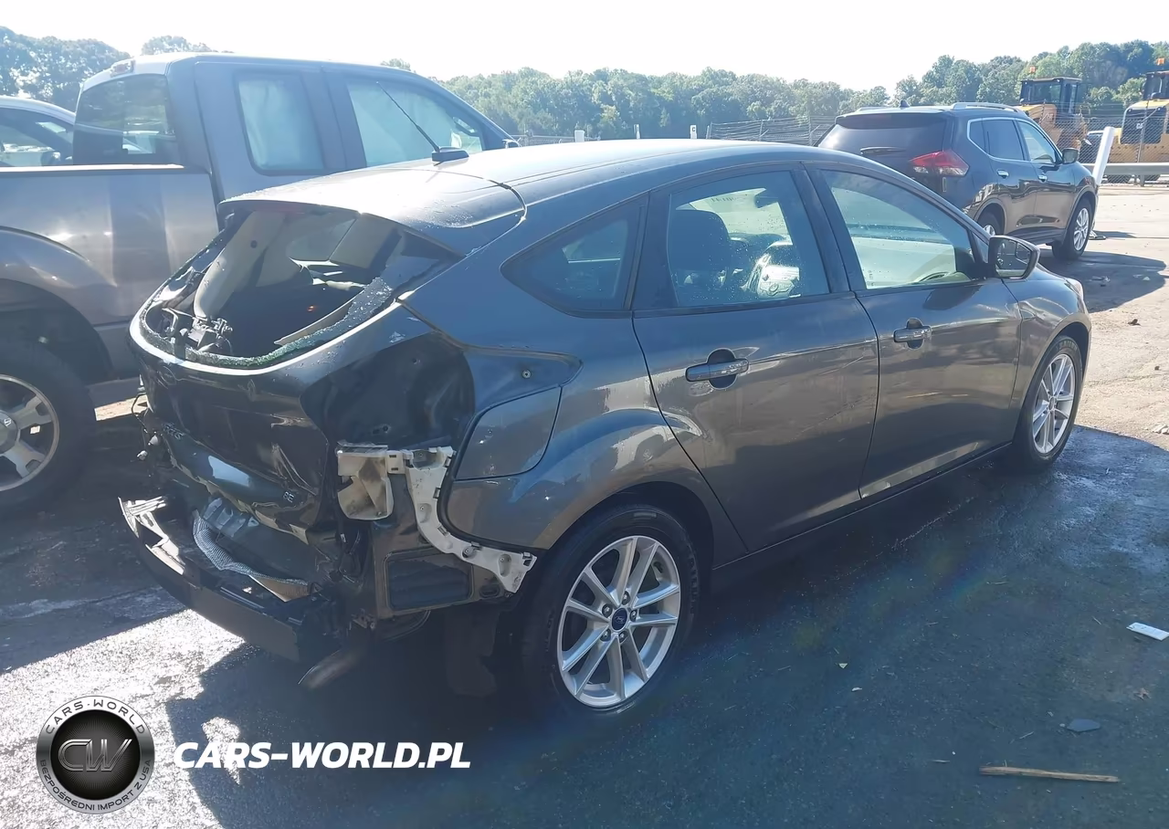 2018 Ford Focus Se VIN:1FADP3K20JL299265 - 4