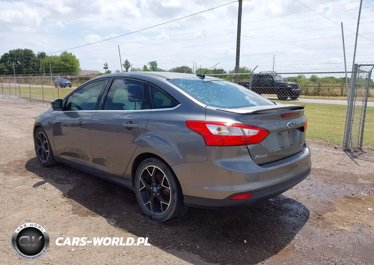 2012 Ford Focus Titanium VIN:1FAHP3J24CL104869 - 3