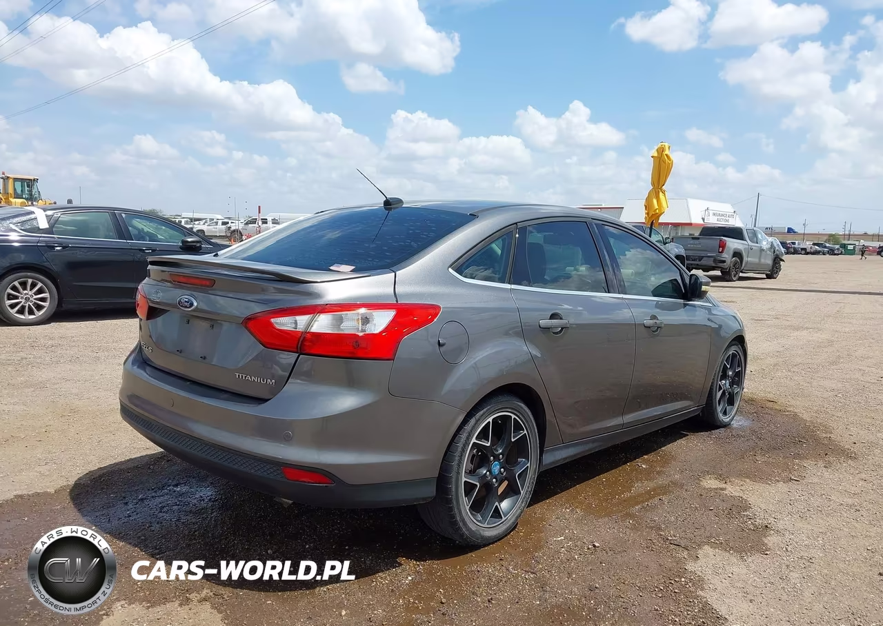 2012 Ford Focus Titanium VIN:1FAHP3J24CL104869 - 4