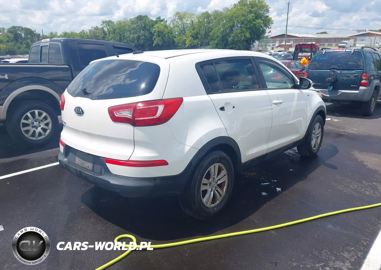 2011 Kia Sportage Lx VIN:KNDPBCA2XB7044737 - 4