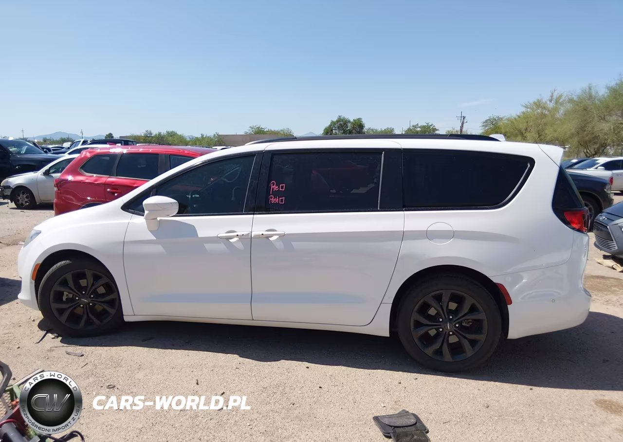 2020 Chrysler Pacifica Touring L VIN:2C4RC1BG8LR273311 - 13