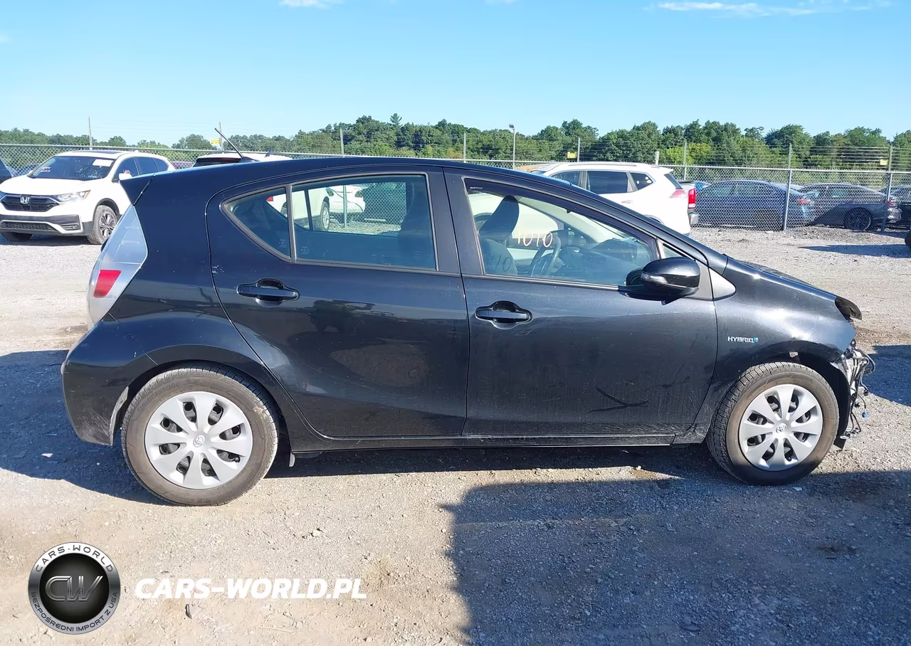 2013 Toyota Prius C Two VIN:JTDKDTB37D1557140 - 13