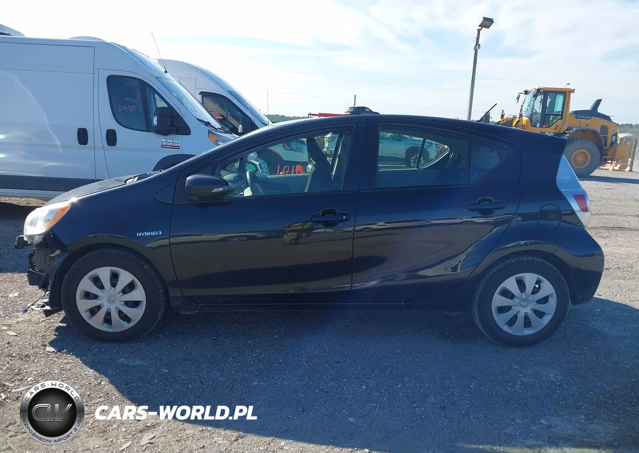 2013 Toyota Prius C Two VIN:JTDKDTB37D1557140 - 14