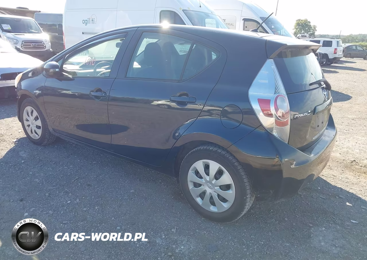 2013 Toyota Prius C Two VIN:JTDKDTB37D1557140 - 3